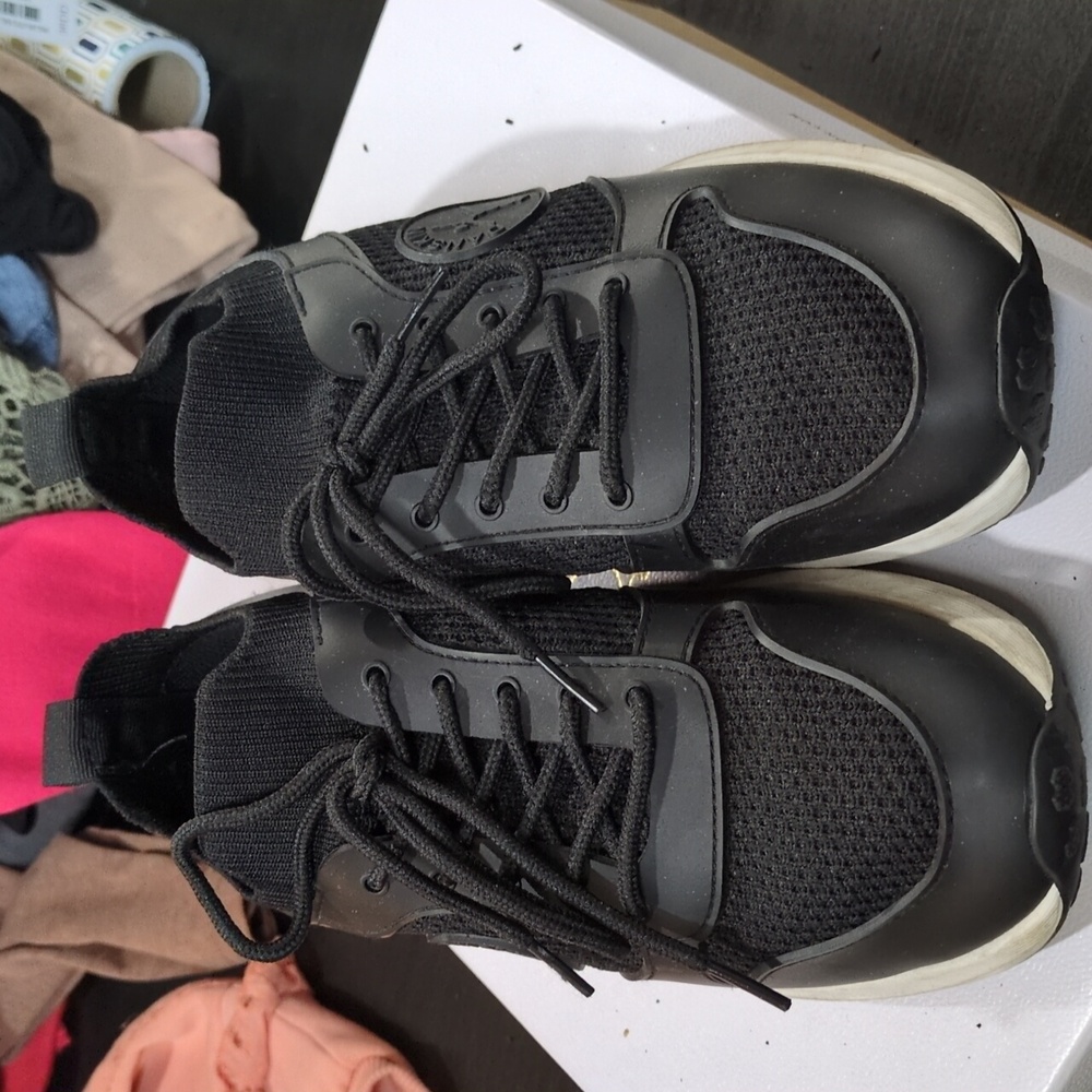 Black gym shoe with fake leather accents